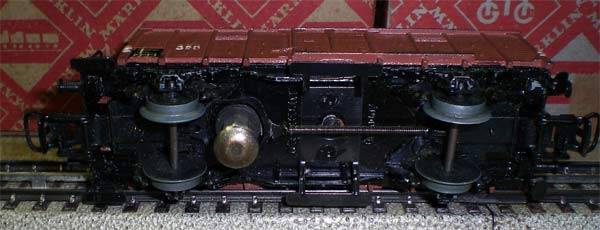 320 Gesloten sluit goederen wagen ( object 00018 )